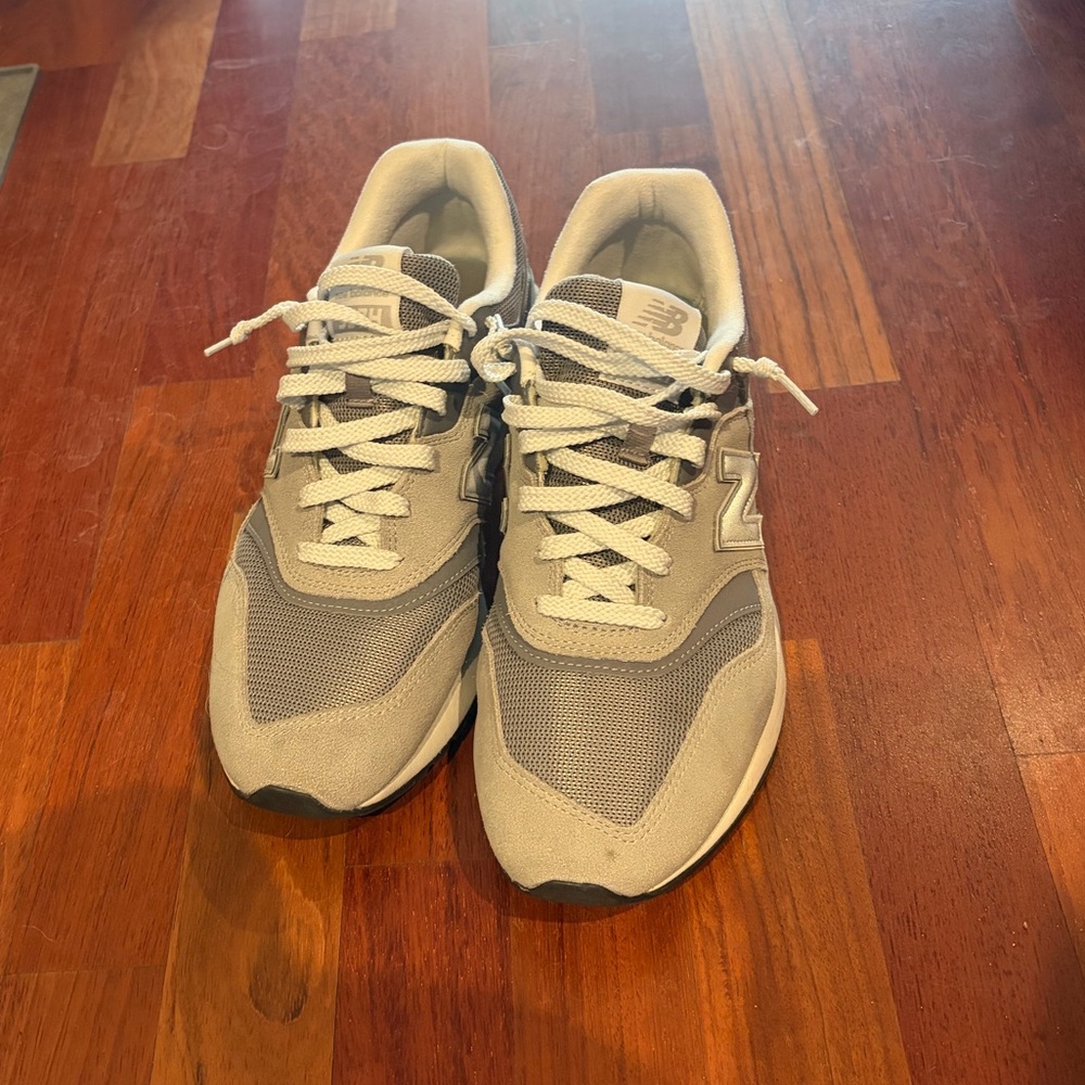 GREAT CONDITION: New Balance Men's Gray Athletic Sneakers